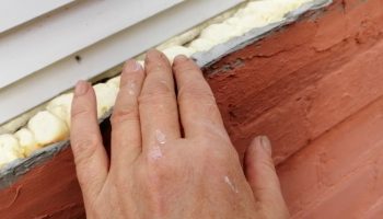 Kuinka eristää ikkunat kotona, jotta lämpö pysyy sisällä (ja säästät lämmityskustannuksissa)