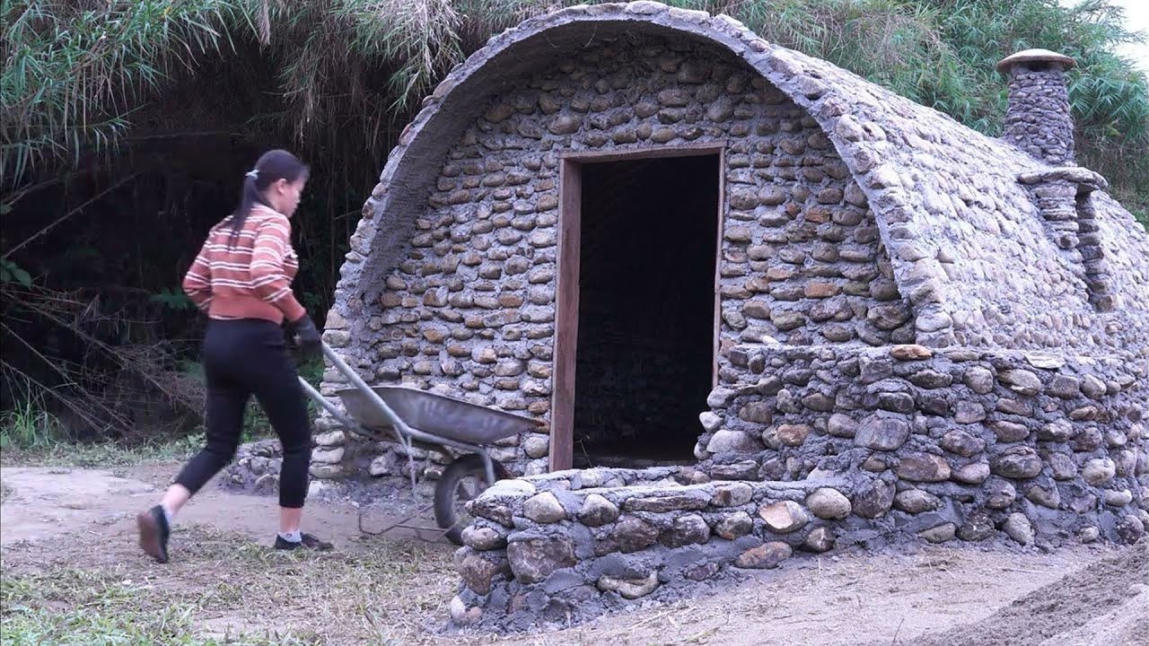 Žena gradi kamenu kuću, podiže kamin, pretvara jednostavnu nastambu u udoban dom i dokazuje da se strpljenjem, marljivim radom i snovima mogu ostvariti.