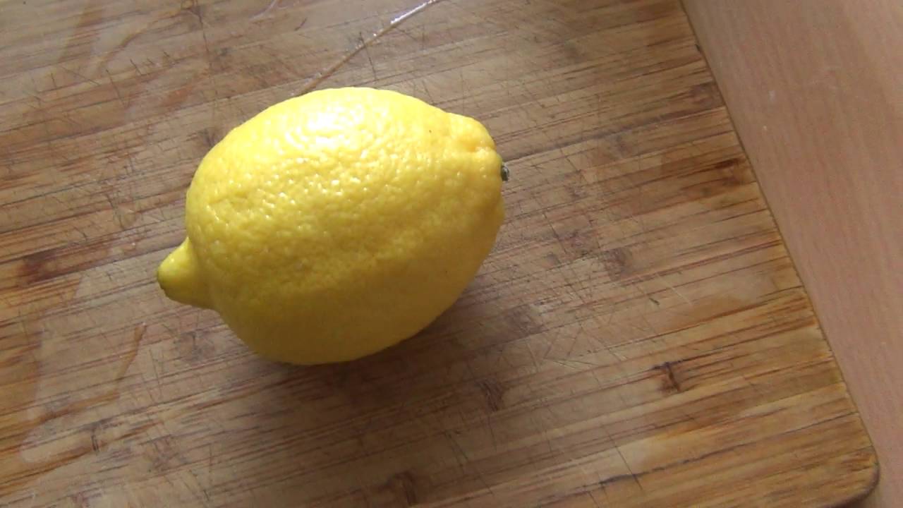 Trljanje prozorskih dasaka limunom: što je to i zašto se preporučuje.