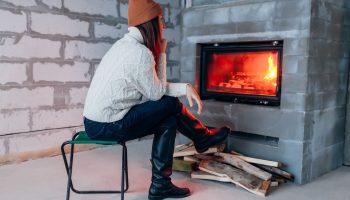 Femeia construiește o casă din piatră, ridică un șemineu, transformă o locuință simplă într-o casă confortabilă și demonstrează că răbdarea, munca asiduă și visurile pot deveni realitate.