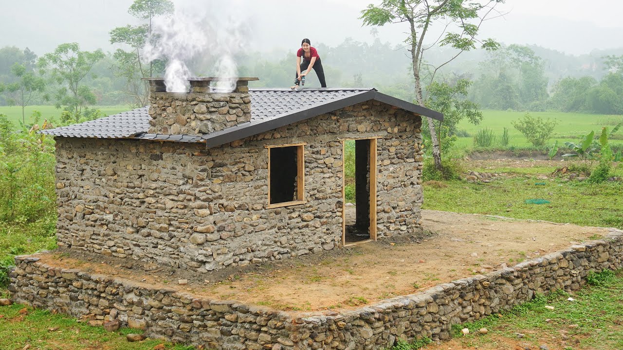 Žena gradi kamenu kuću, podiže kamin, pretvara jednostavnu nastambu u udoban dom i dokazuje da se strpljenjem, marljivim radom i snovima mogu ostvariti.