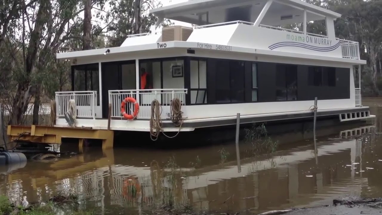 Tražili su luksuznu jahtu, a kupili su pljesnivi brod. Danas je ovo njihov plutajući dom.