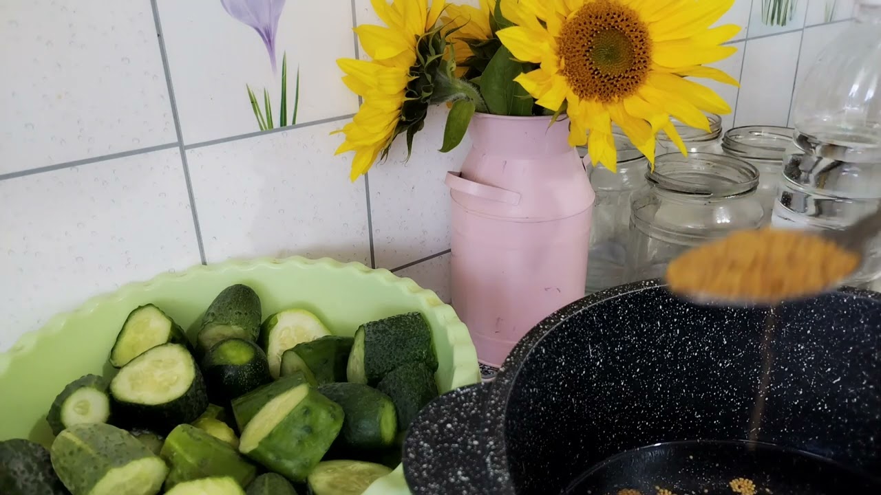 Kuhajte kriške krastavca s lovorovim lišćem: koje su prednosti i kako ih koristiti, prema mišljenju stručnjaka.