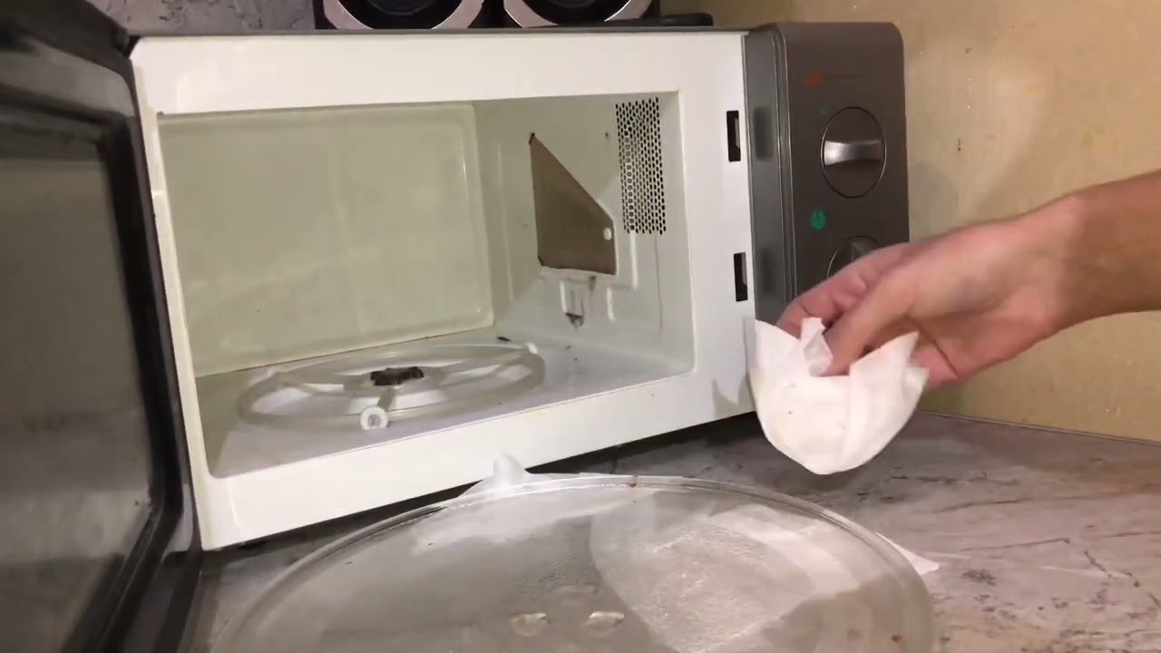 Dodavanje soli u mikrovalnoj pećnici: zašto se preporučuje i koje su prednosti.