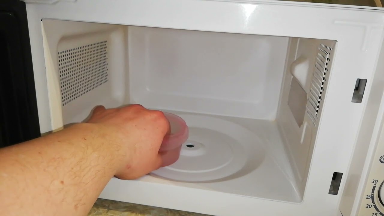 Dodavanje soli u mikrovalnoj pećnici: zašto se preporučuje i koje su prednosti.