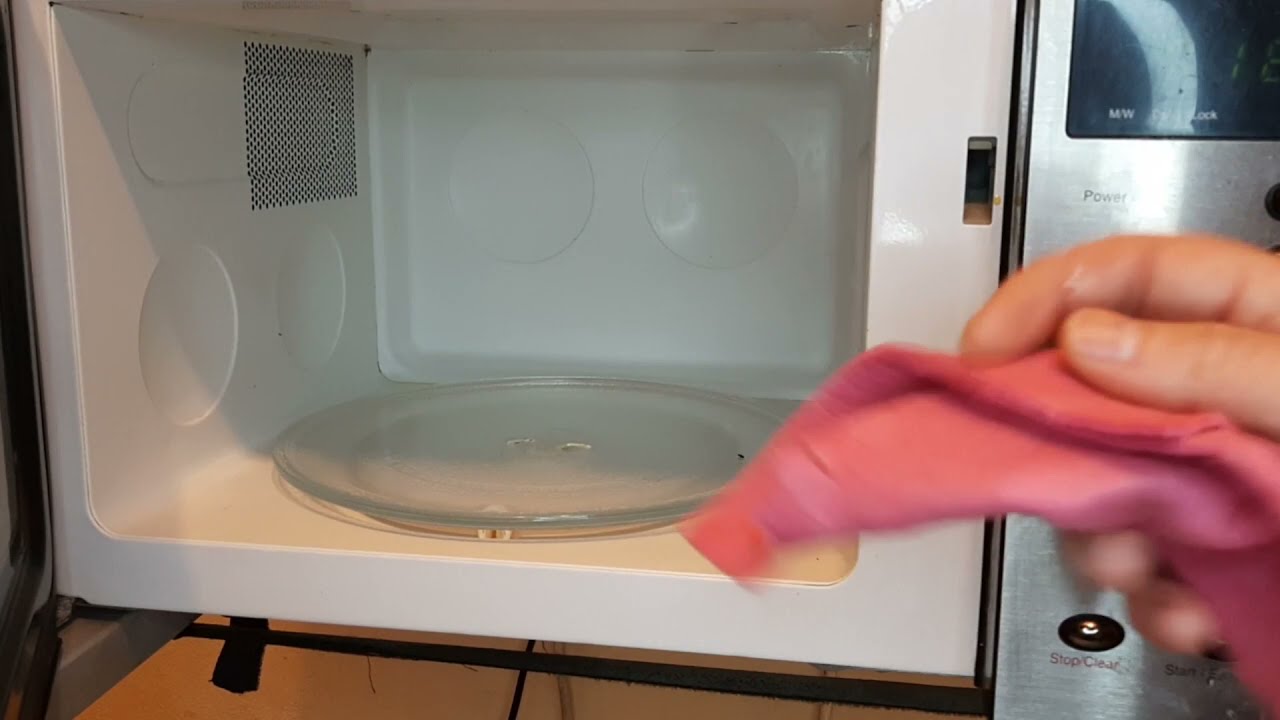 Dodavanje soli u mikrovalnoj pećnici: zašto se preporučuje i koje su prednosti.