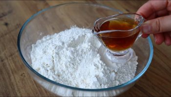 Amestecarea făinii și oțetului: de ce este recomandată și cum se utilizează acasă.