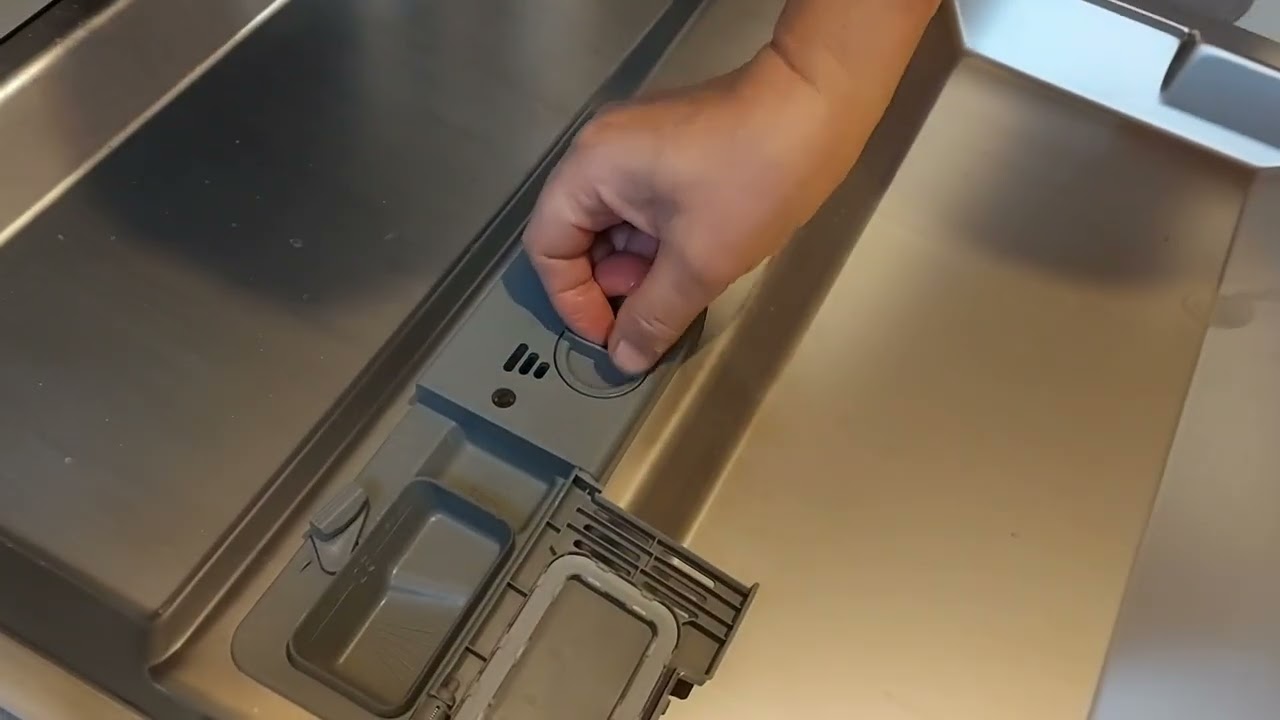 Malo ljudi zna: čemu služi ovaj mali preklop na gornjoj polici perilice posuđa?