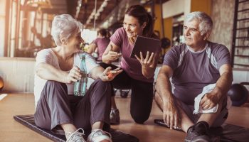 Ei uintia, ei joogaa: yksinkertaiset harjoitukset, jotka poistavat ikääntyneiden ihmisten ”lepakon siivet”.