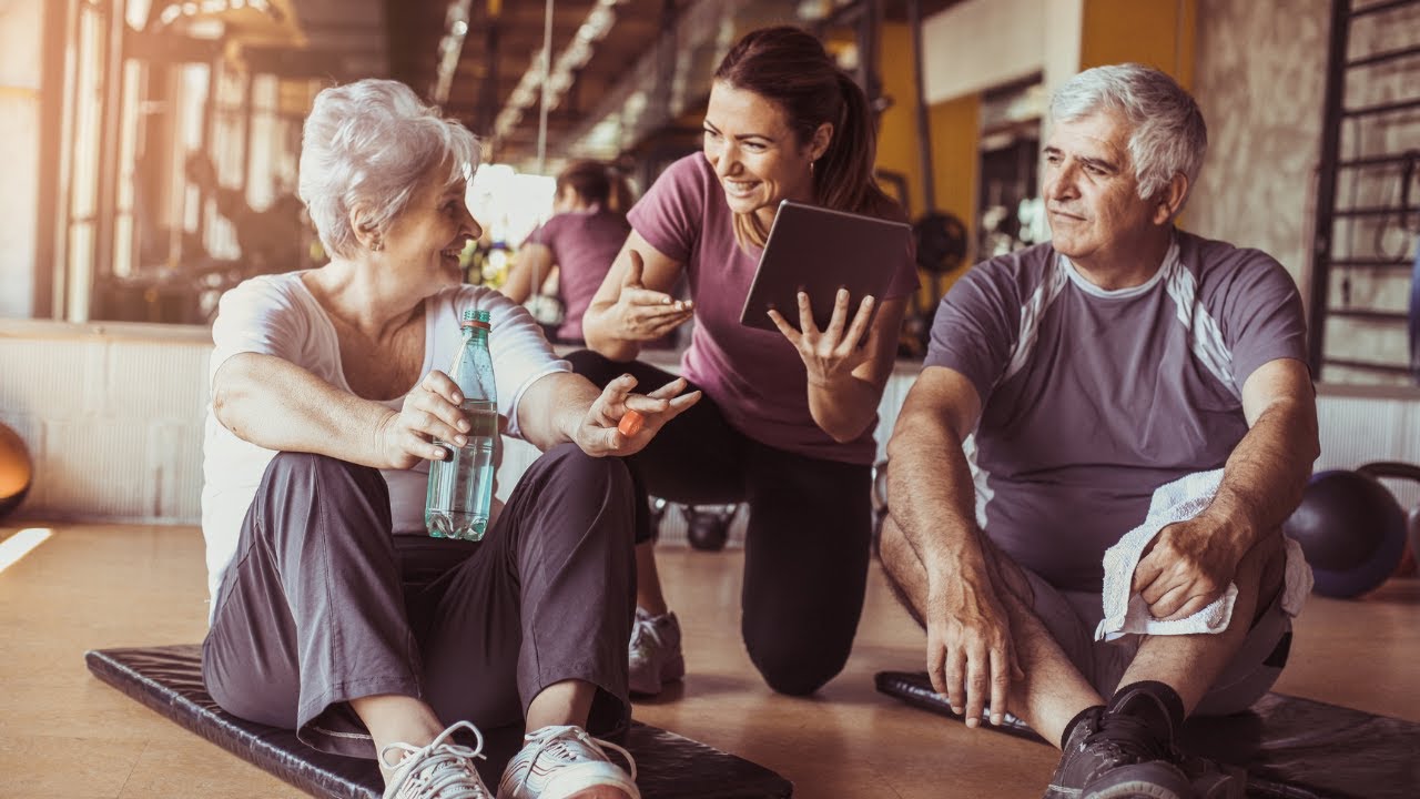 Ei uintia, ei joogaa: yksinkertaiset harjoitukset, jotka poistavat ikääntyneiden ihmisten ”lepakon siivet”.