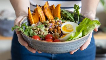 Uuden tutkimuksen mukaan Välimeren ruokavalio vähentää postmenopausaalisilla naisilla aivohalvauksen riskiä jopa 25 %.