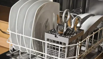 Umiestňovanie príborov do umývačky riadu: lícnou stranou nahor alebo nadol?