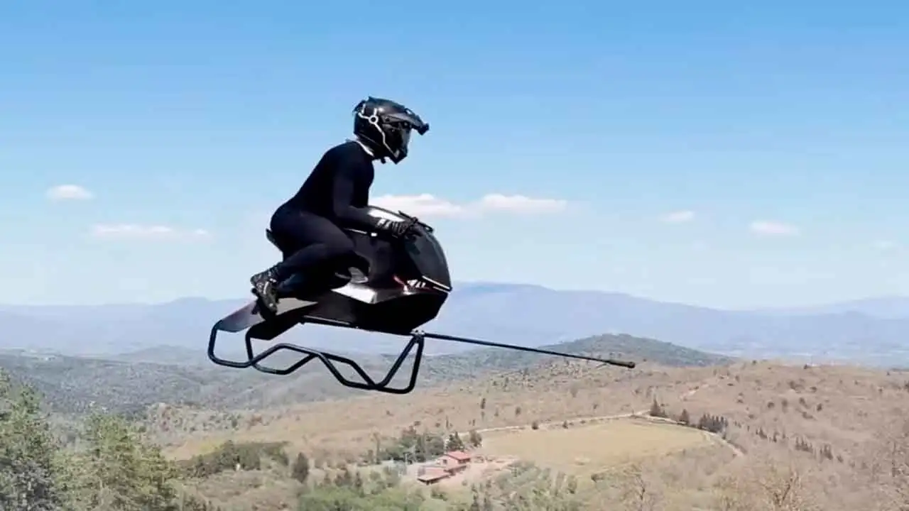 Leteći motocikl već je tu: težak je samo 40 kilograma i može postići brzinu do 200 kilometara na sat.