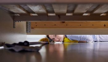 Rozprašovanie octu pod posteľou: načo je to potrebné a prečo sa to odporúča robiť