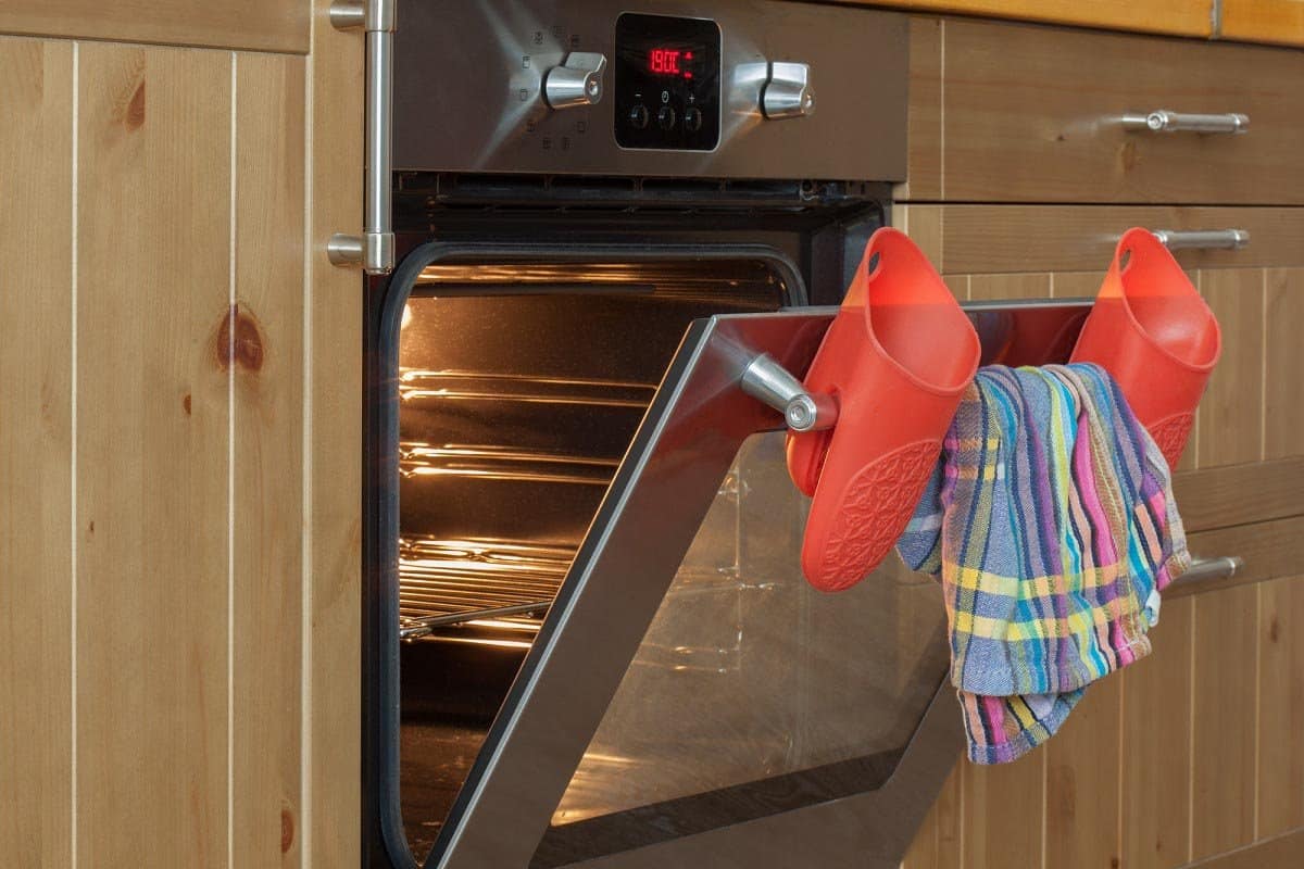 Rozlúčte sa s utierkami visiacimi na dvierkach rúry: nový praktický trend v ich skladovaní v roku 2026.