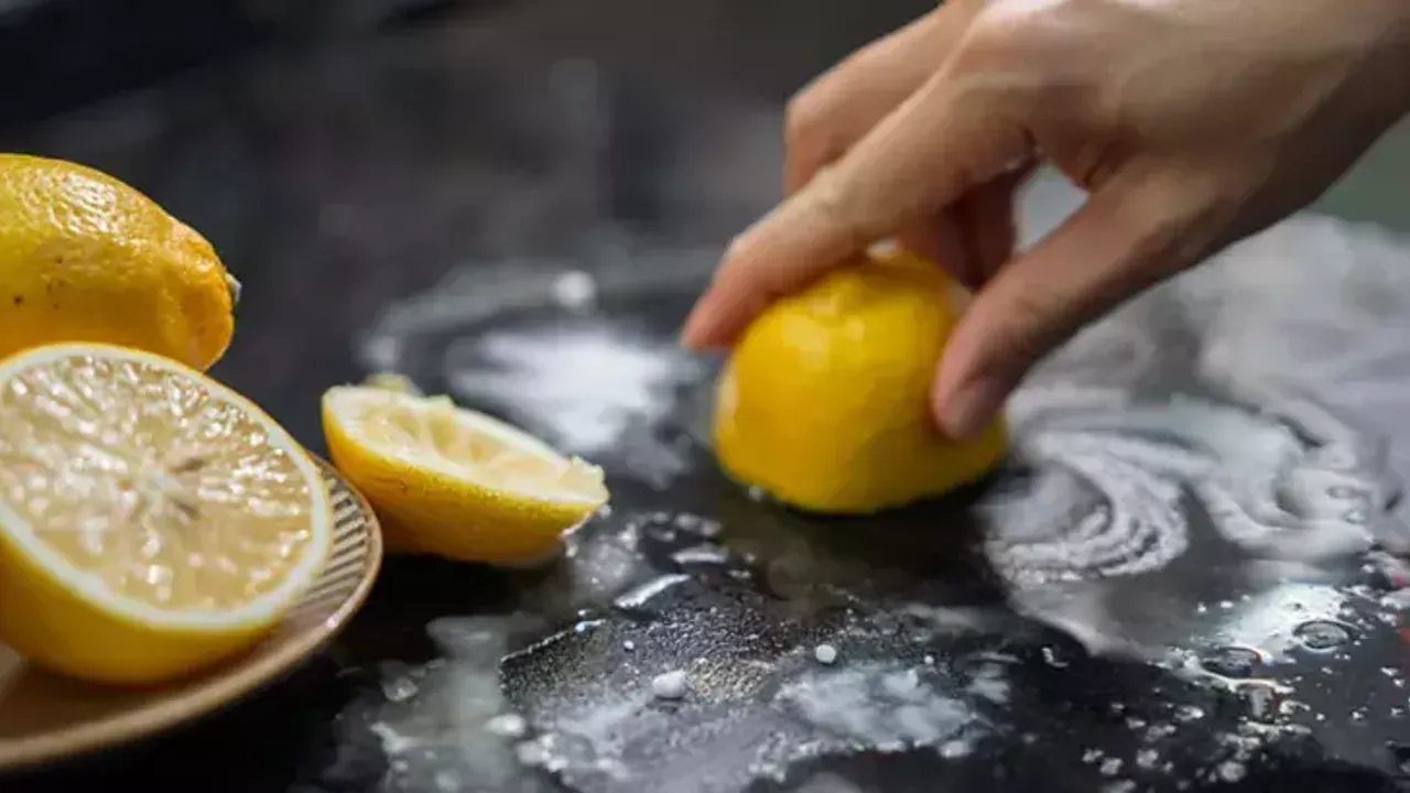 Zašto sipati ocat i limunovu koricu na štednjak i koliko dugo mješavina treba djelovati?