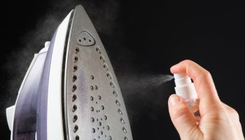 Ako vyčistiť pripálenú žehličku s čiernymi škvrnami a vrátiť jej pôvodný vzhľad.