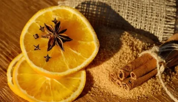 Prezradím vám tajomstvo. Uvarte škoricu, pomaranč a citrón v hrnci a váš domov naplní jedinečná vôňa.