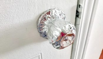 Hliníková fólia na dverovej kľučke: prečo je to odporúčané a načo to slúži