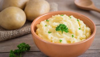 Vajcia, mlieko a maslo nie sú potrebné: čo môžete pridať do zemiakovej kaše, aby bola naozaj chutná