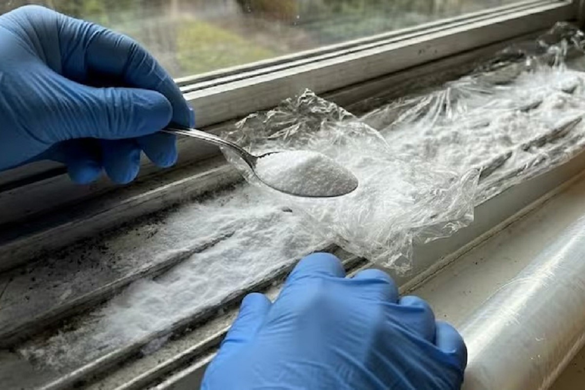 Nanošenje sode bikarbone i prozirne folije na prozorske letvice: zašto se preporučuje i čemu služi?