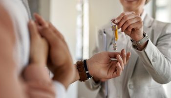 Regulile privind închirierea de locuințe sunt treptat eliminate: proprietarilor li se va interzice să-și ofere casele pentru turism.