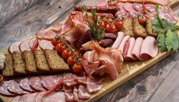 Nikdy neuchovávajte mäsové delikatesy týmto spôsobom. Rýchlo začnú zapáchať a budú klzké.