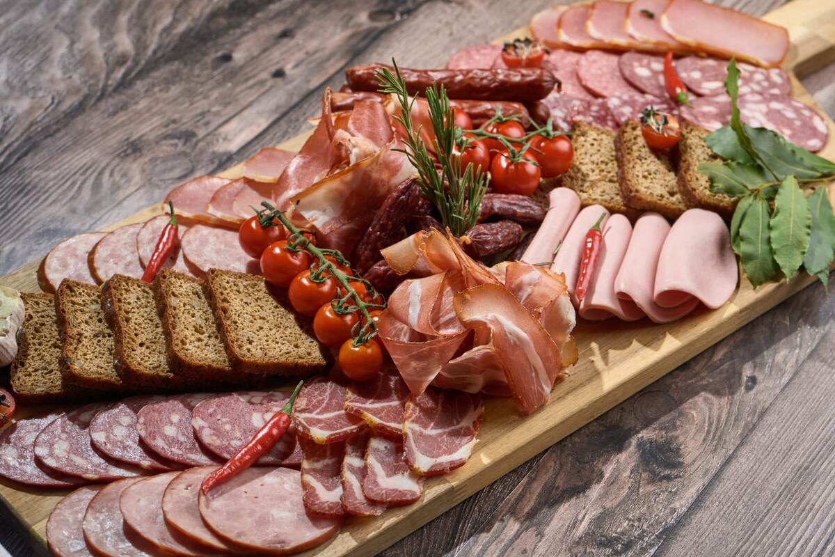 Nikdy neuchovávajte mäsové delikatesy týmto spôsobom. Rýchlo začnú zapáchať a budú klzké.