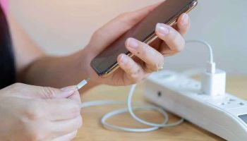 Nedodržanie správneho poradia nabíjania môže poškodiť váš telefón.