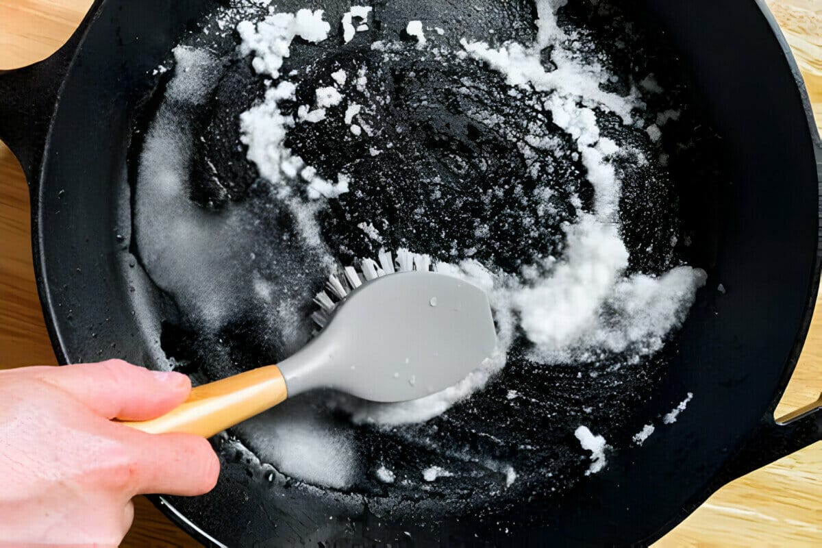 Samo dvije žlice - i stare tave će zablistati kao nove: jednostavan trik