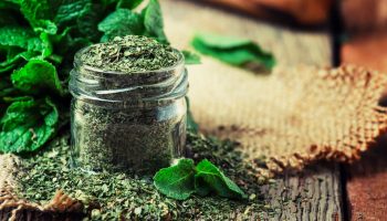 Slováci ho pripravujú ako čaj, Turci ho používajú do šalátov a k mäsu. Zlepšuje chuť a podporuje trávenie.