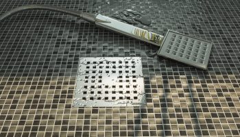 Nalejte pomarančový džús a bikarbonát na mriežky v kúpeľni: načo to je potrebné a ako často to robiť