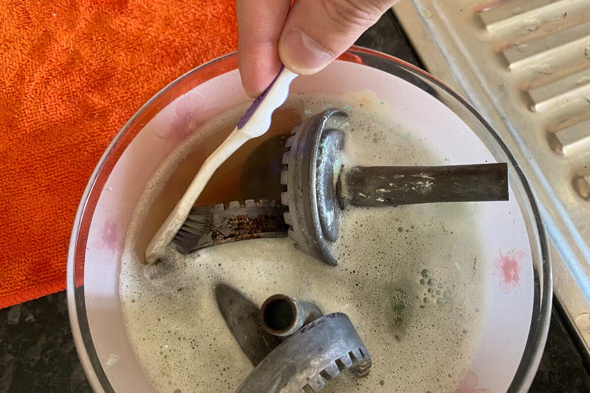 Dodajte 10 kapi i istrljajte prljave plamenike. Spaljena prljavština će otpasti sama. Kako očistiti plamenike plinskog štednjaka