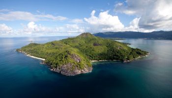 Een man kocht in 1962 een onbewoond eiland: hij plantte 16.000 bomen en maakte er een toevluchtsoord voor anti-rijken van