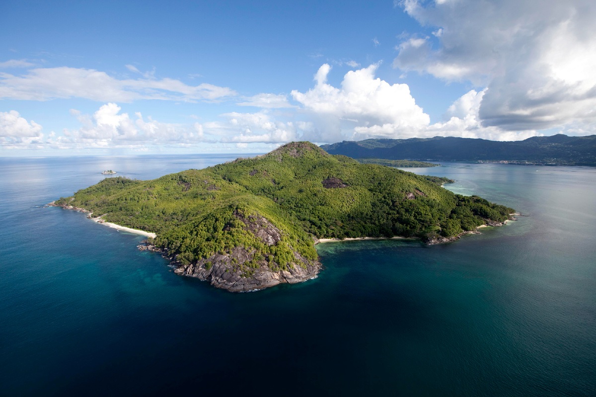 Een man kocht in 1962 een onbewoond eiland: hij plantte 16.000 bomen en maakte er een toevluchtsoord voor anti-rijken van