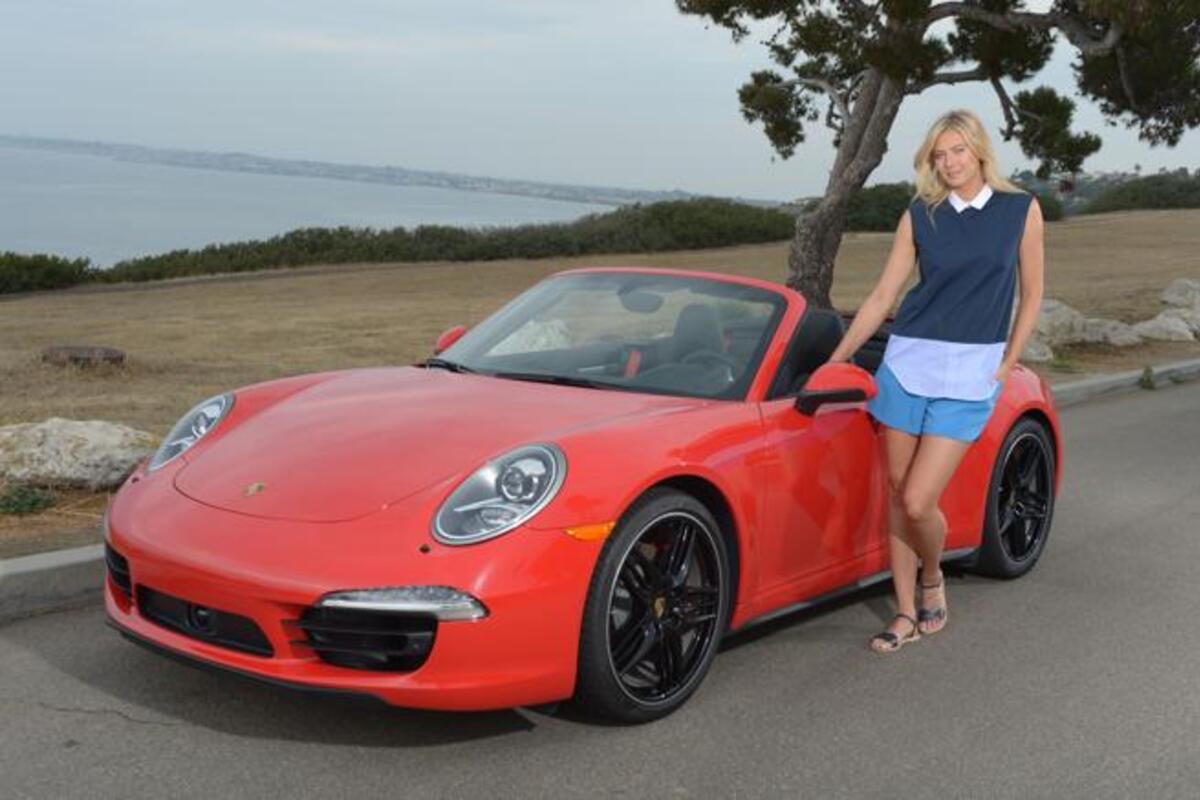 Marija Šarapova u luksuznom automobilu