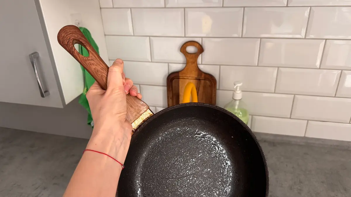 Ispravna uporaba drške lonca ili tave: čemu zapravo služi otvor.