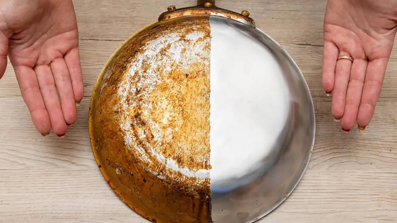 Kod kuće možete ukloniti smeđe mrlje s tave u nekoliko minuta i bez napora.