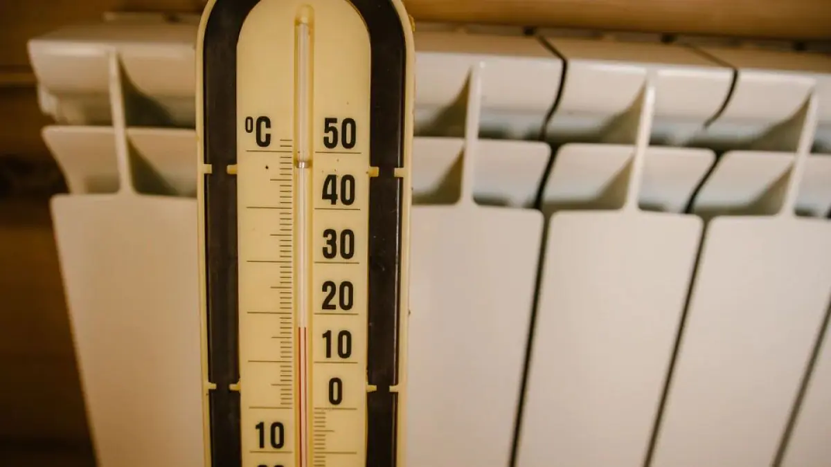 Nasuprot tome, potpuno zatvoreni radijatori u neiskorištenim prostorijama mogu povećati potrošnju energije.