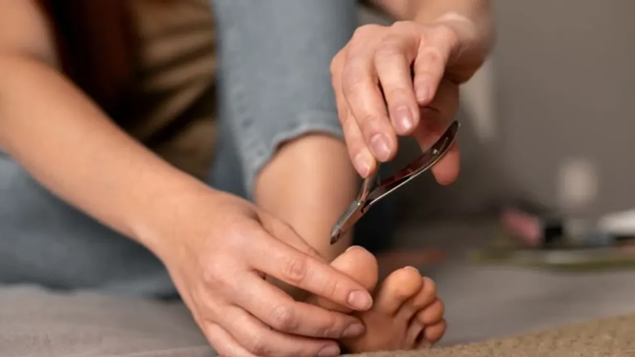 Koja je potreba za malom rupom u škarama za manikuru?