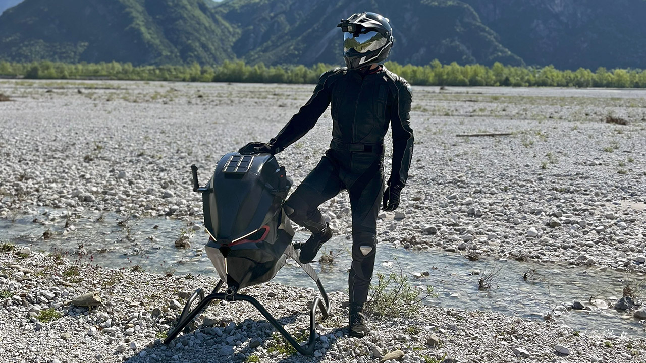 Leteći motocikl već je tu: težak je samo 40 kilograma i može postići brzinu do 200 kilometara na sat.