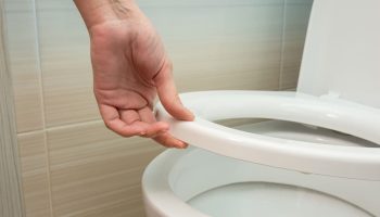 Plast vo vašej toalete zožltol? Tu je najlepší spôsob, ako mu okamžite vrátiť bielu farbu.