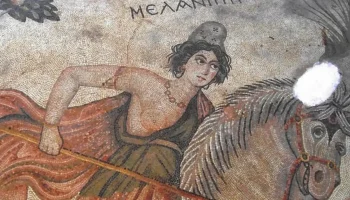 Er verschijnt een buitengewone mozaïek in de ‘Romeinse villa van de Amazones’: een mix van Egypte en Rome