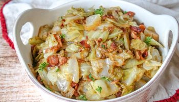 Pečená kapusta mojej babičky je najlepšia zo všetkých. Pripravuje ju dvoma prstami.