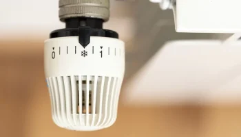 Naopak, úplne uzavreté radiátory v nepoužívaných miestnostiach môžu zvýšiť spotrebu energie.