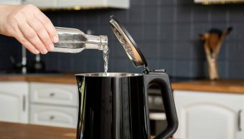 Sie können seinen Geruch nicht mehr ertragen? Dieser 100 % natürliche Trick macht weißen Essig endlich angenehm für den täglichen Gebrauch