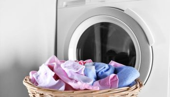 Práčky majú funkciu, o ktorej mnohí nevedia – pomáha odstrániť aj tie najodolnejšie škvrny.