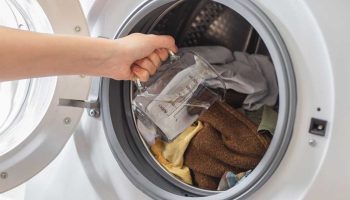Warum erfahrene Hausfrauen Essig in die Waschmaschine geben