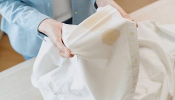 Remedii casnice: trei pete comune și greu de îndepărtat, care pot fi eliminate cu ajutorul amidonului de porumb.