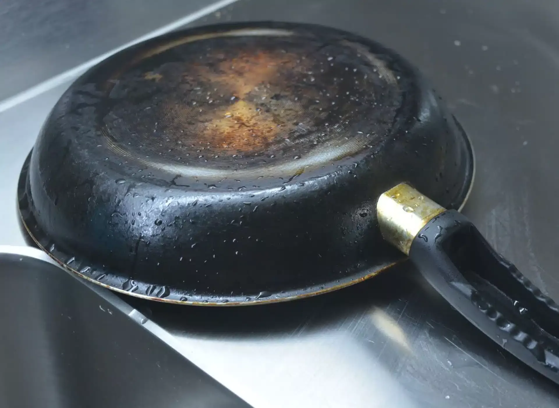 Zagorjela tava bit će savršeno čista za nekoliko minuta. Pomiješajte 4 sastojka i ostavite ih na dnu.